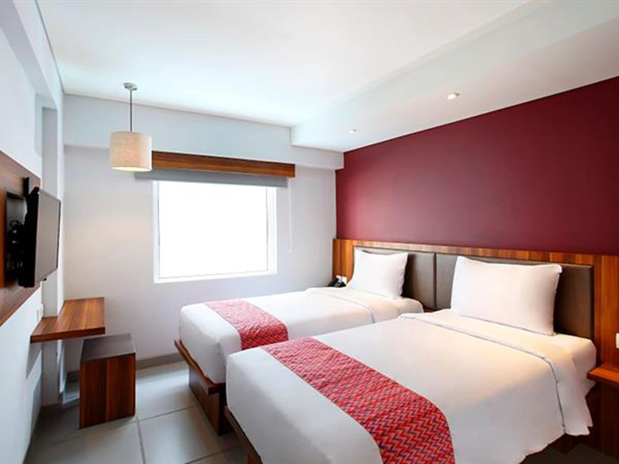 Отель Swiss-Belexpress Kuta Legian Экстерьер фото