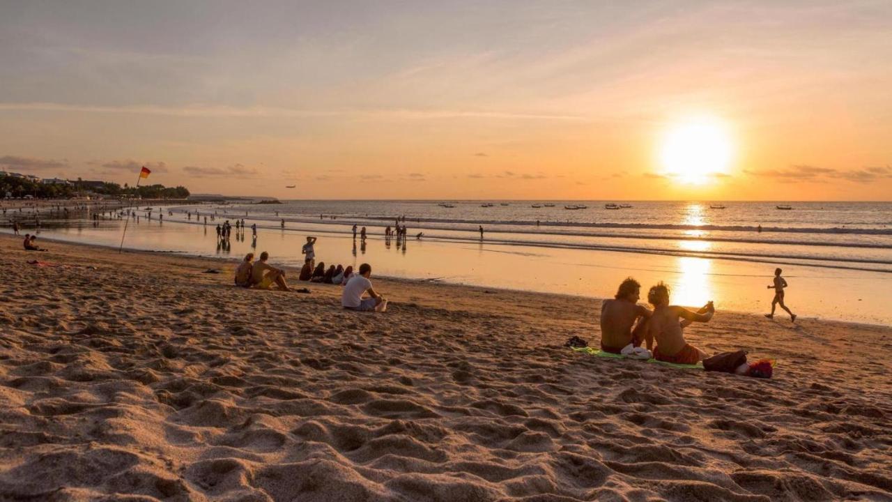 Отель Swiss-Belexpress Kuta Legian Экстерьер фото