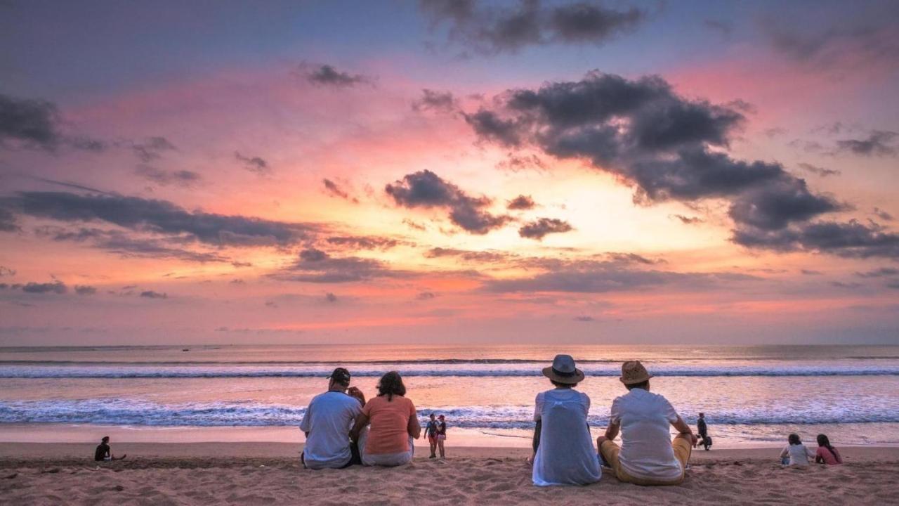Отель Swiss-Belexpress Kuta Legian Экстерьер фото