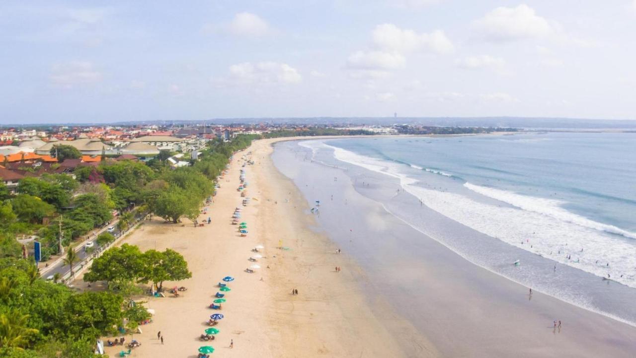 Отель Swiss-Belexpress Kuta Legian Экстерьер фото