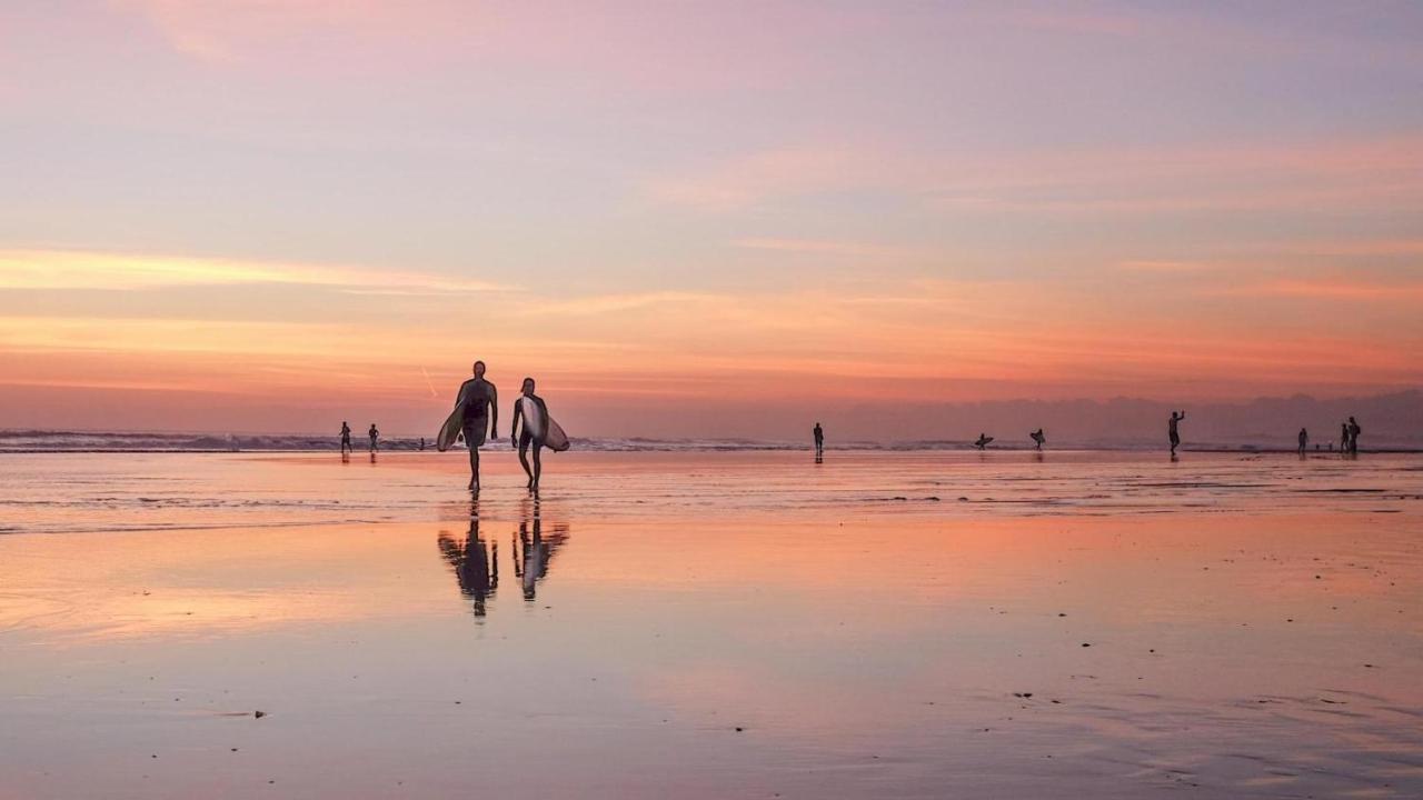 Отель Swiss-Belexpress Kuta Legian Экстерьер фото
