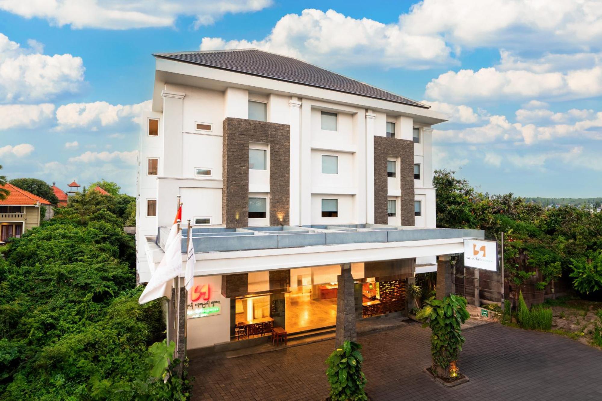 Отель Swiss-Belexpress Kuta Legian Экстерьер фото