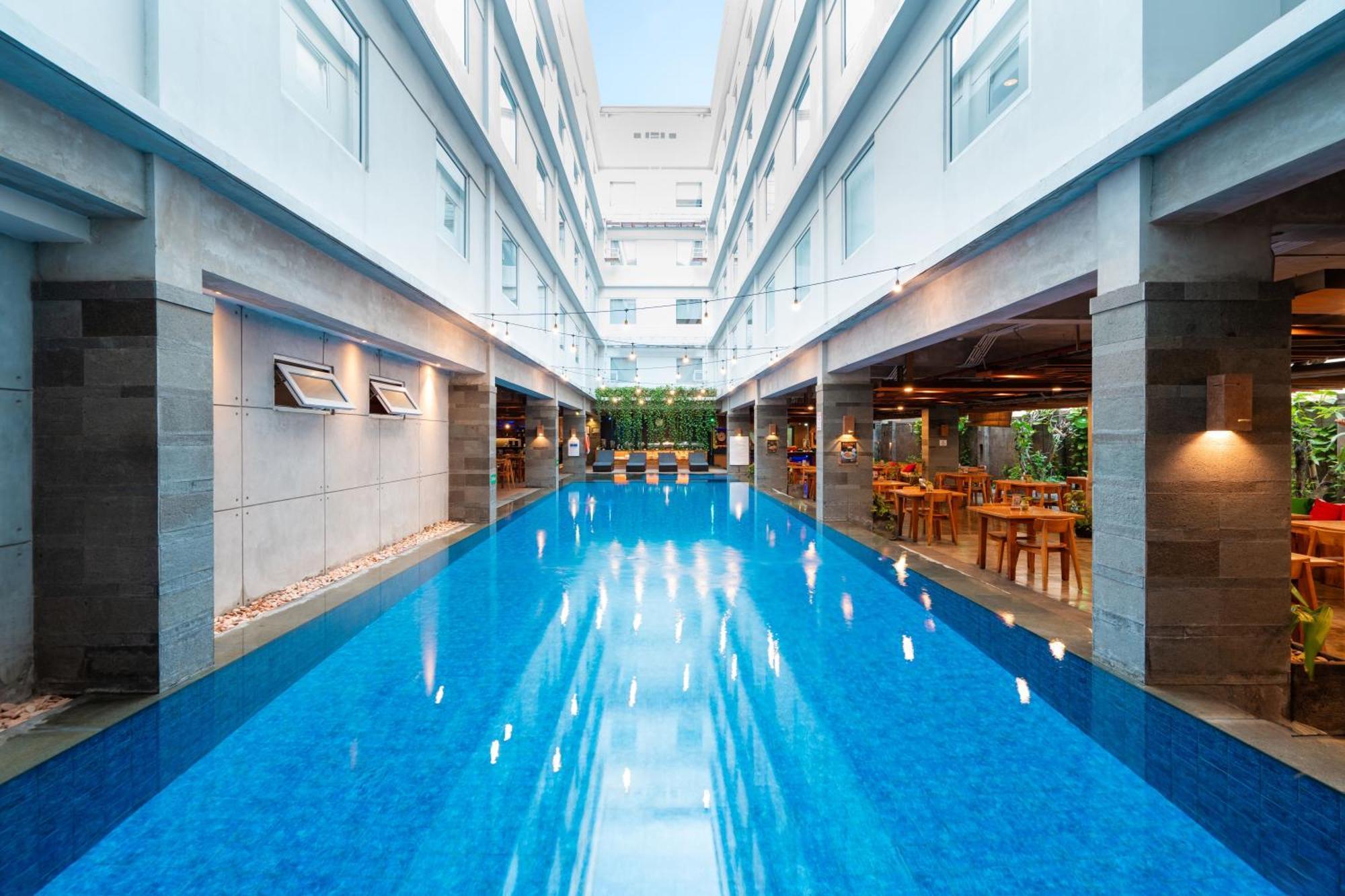 Отель Swiss-Belexpress Kuta Legian Экстерьер фото