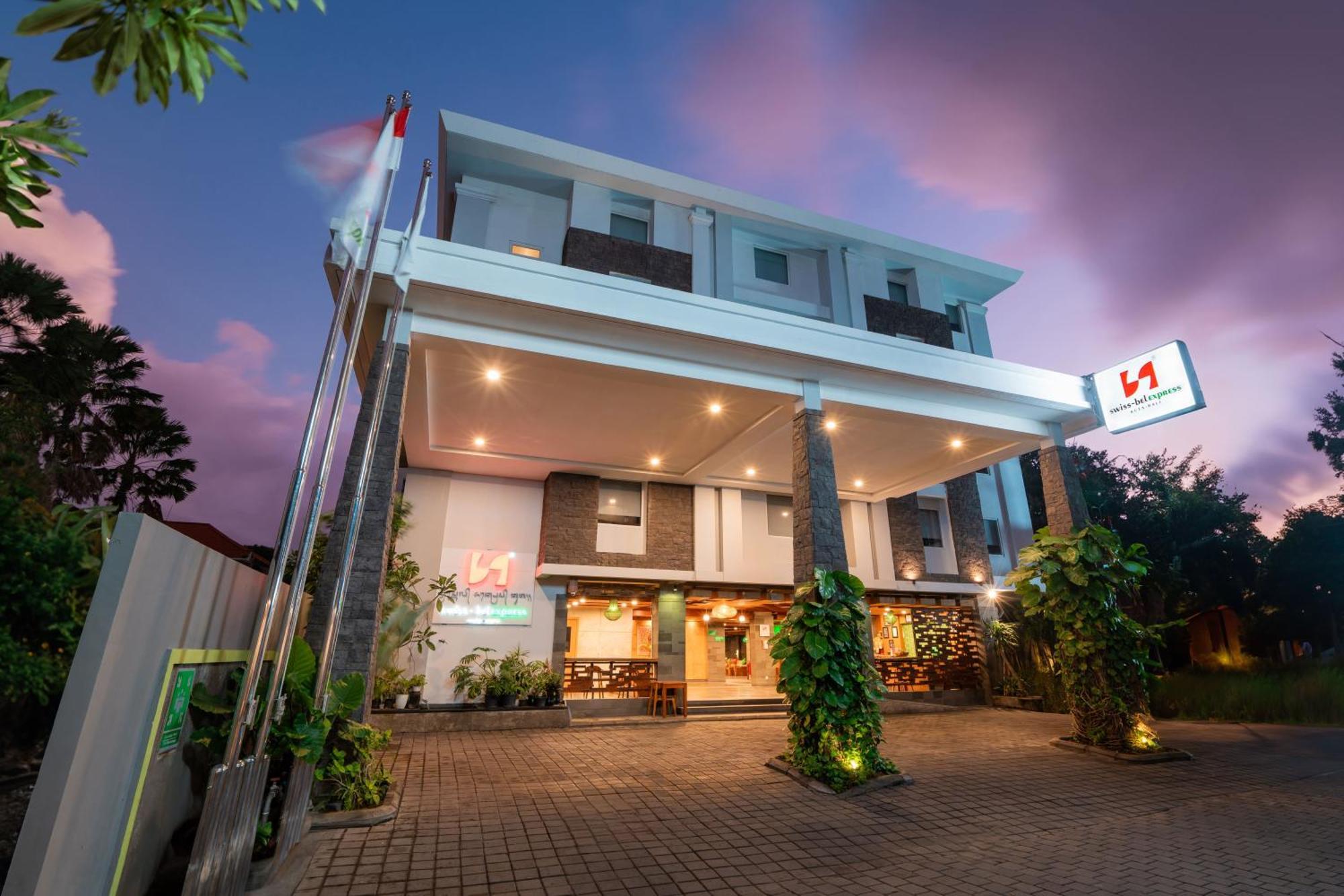 Отель Swiss-Belexpress Kuta Legian Экстерьер фото