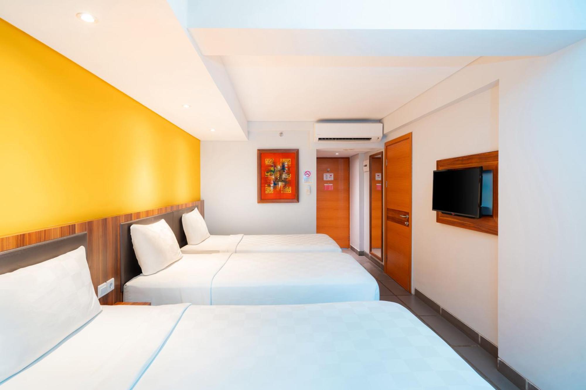 Отель Swiss-Belexpress Kuta Legian Экстерьер фото