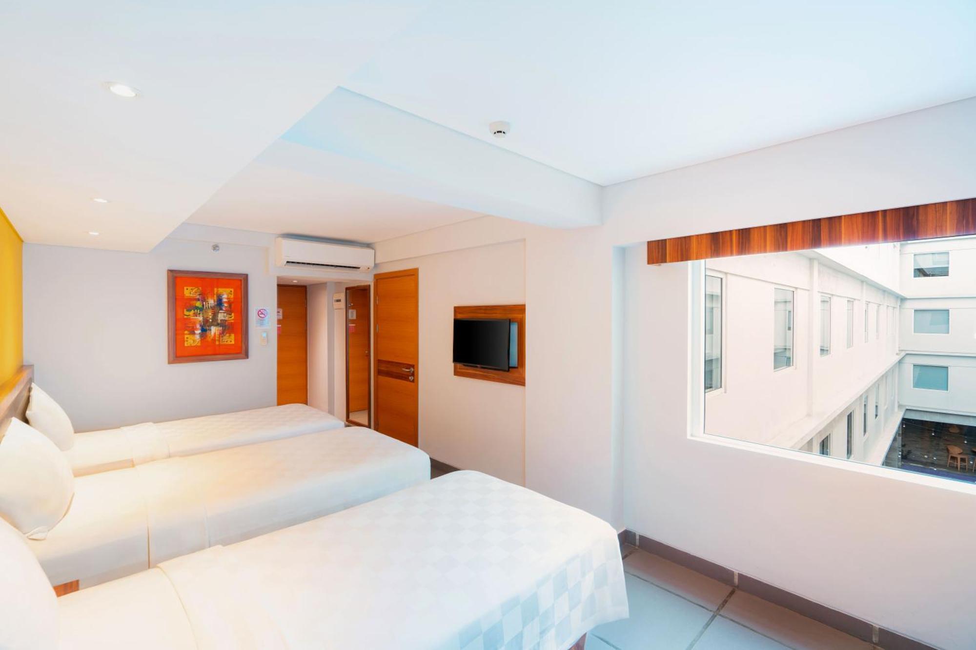 Отель Swiss-Belexpress Kuta Legian Экстерьер фото