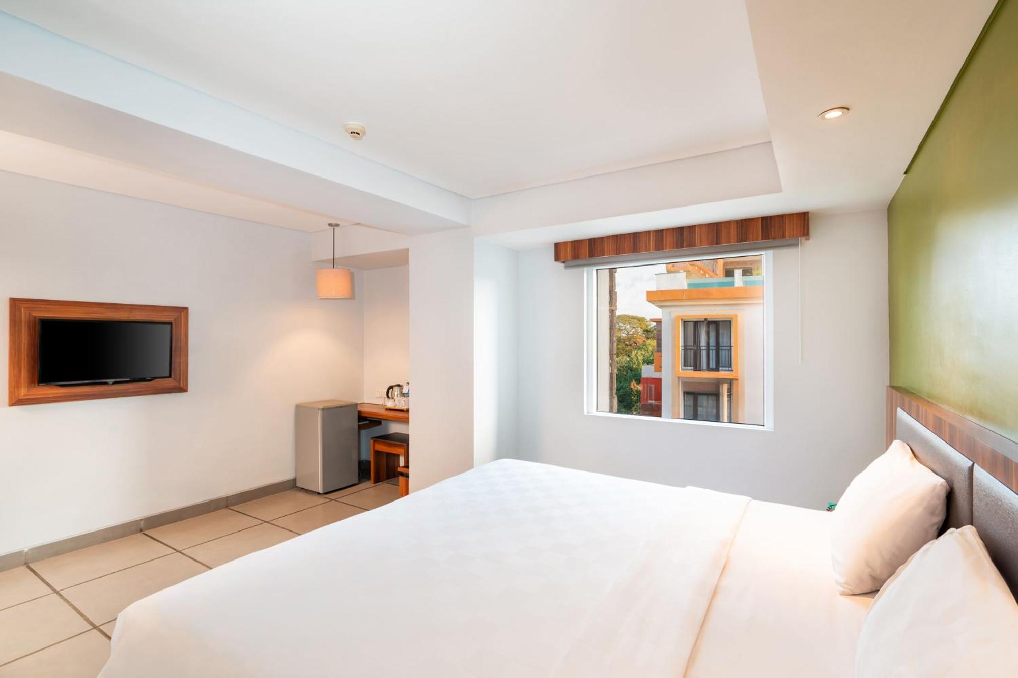 Отель Swiss-Belexpress Kuta Legian Экстерьер фото