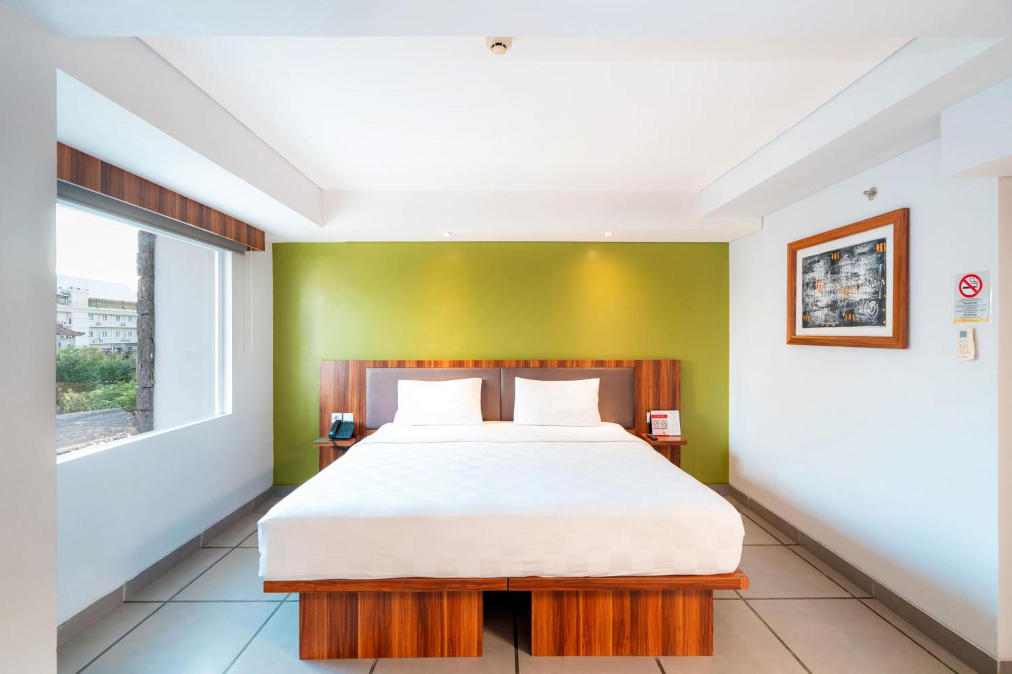 Отель Swiss-Belexpress Kuta Legian Экстерьер фото