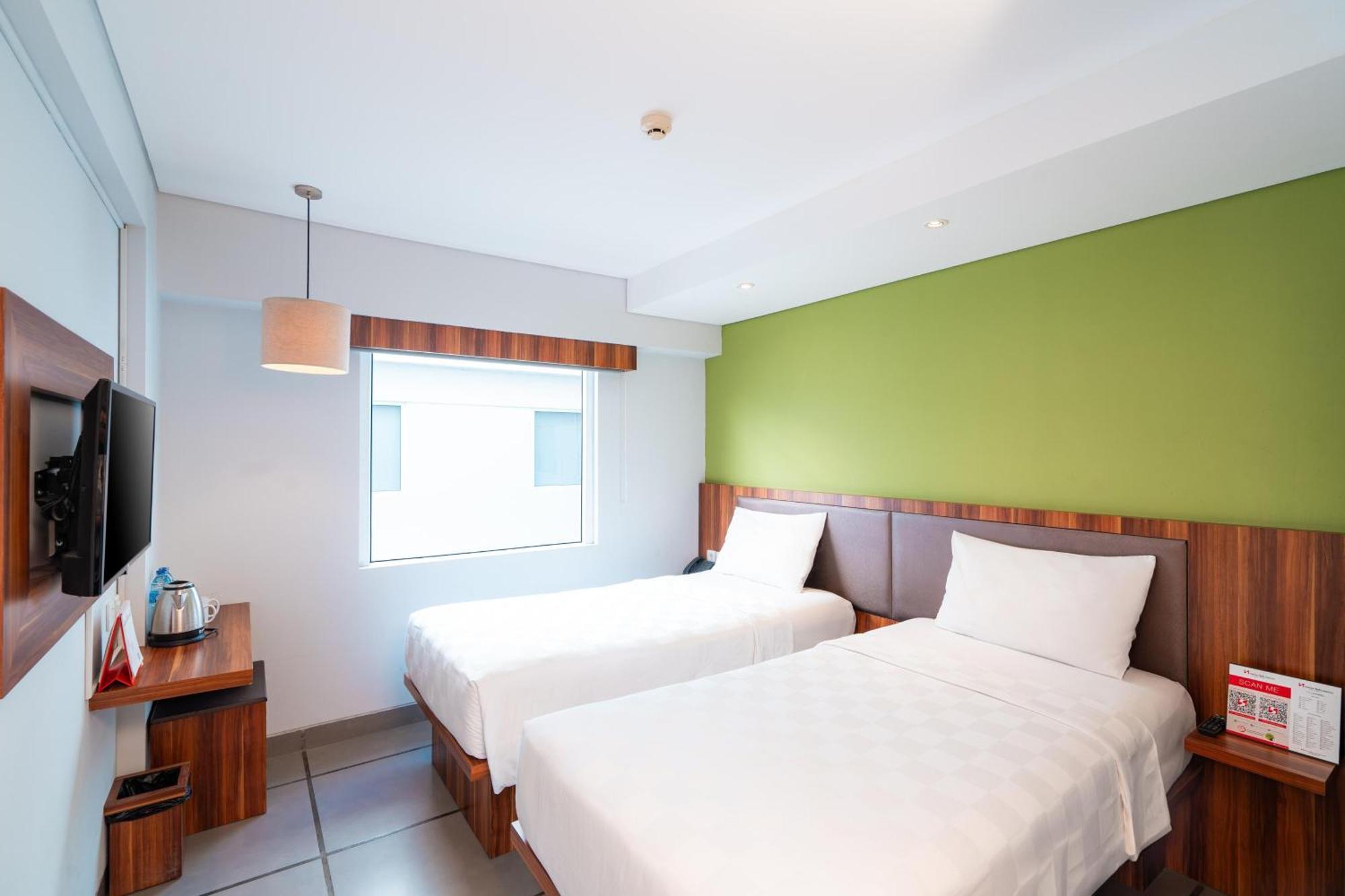 Отель Swiss-Belexpress Kuta Legian Экстерьер фото